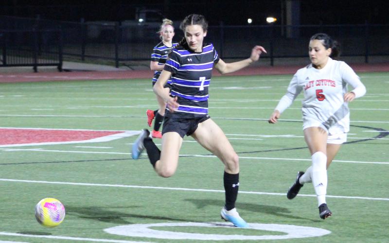 (TC GORDON | THE GRAHAM LEADER) Graham’s Sophie Schlieper (7) receives a pass from a teammate during one of the team’s district games earlier this season. The Lady Blues defeated the Hirschi Lady Huskies 10-0 this past Monday, Feb. 12 and Schlieper scored five of her team’s goals.