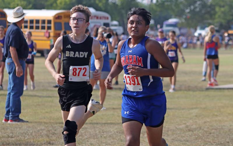 (PHOTO BY LIAM BAILEY) Alexis Rincon runs the three mile Wednesday, Aug. 27. Rincon finished with a time of 21:54.71. 