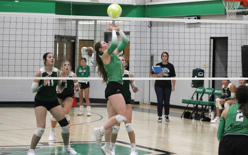 (ALEX HAVARDANKSY | THE GRAHAM LEADER) Camren Mallory sets a ball for her team Tuesday, Aug. 26. Mallory led the night in assists with 38.