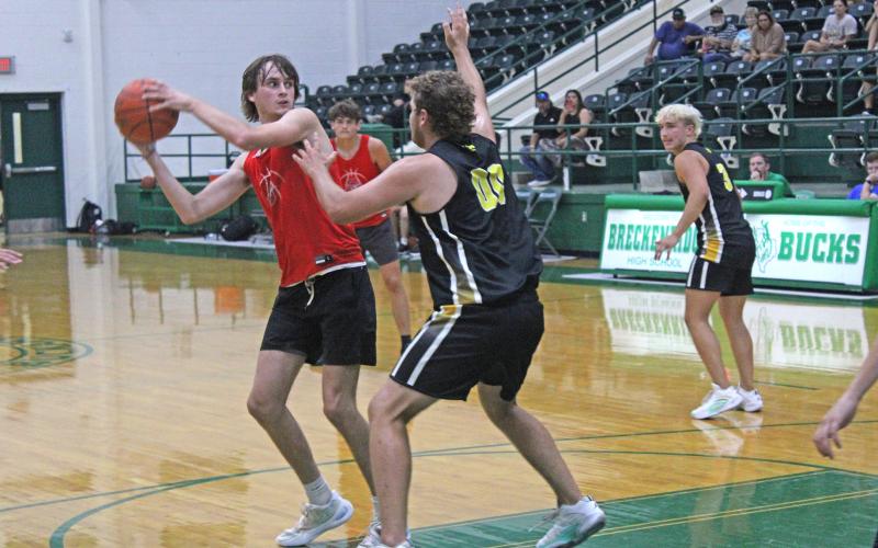 (ALEX HAVARDANSKY | THE GRAHAM LEADER) Nick Wankowcz looks for an open man in the paint Tuesday, June 17, against the Cisco Loboes. Wankowicz has been a vital member of the Steers at center catching rebounds and using his frame.