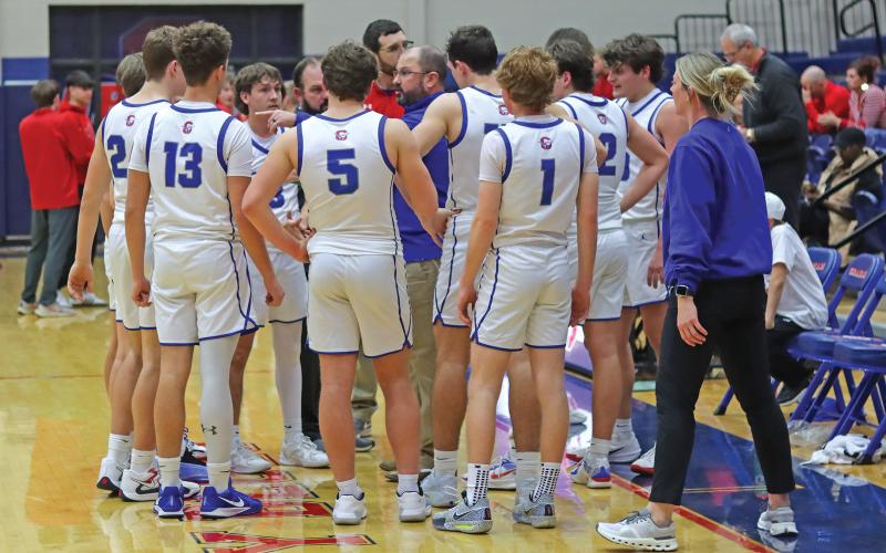 (THOMAS WALLNER | THE GRAHAM LEADER) Steers head coach Kyle Wood speaks with the team during a timeout in the game Tuesday, Jan. 21 against Glen Rose. After traveling Friday, Jan. 24 to Stephenville, the team will return home Tuesday, Jan. 28 for a rematch against Brock.
