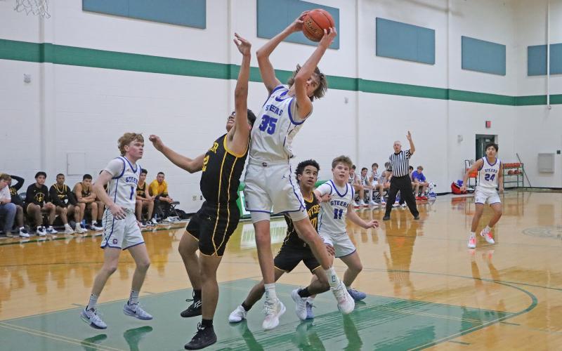 (TC GORDON | THE GRAHAM LEADER) Nikolas Wankowicz dodges defenders to make a play in the Breckenridge tournament held from Thursday, Dec. 5 through Saturday, Dec. 7. The Steers finished 3-2 in the tournament.