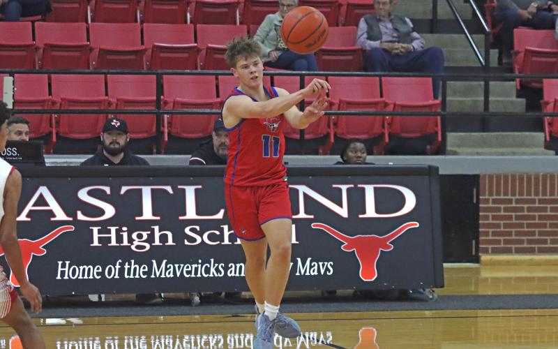 (TC GORDON | THE GRAHAM LEADER) The Steers’ Cooper Wilde makes a crosscourt pass on the run as the team looks for a quick basket early in the game Tuesday, Dec. 3 against Eastland, which Graham won 67-51.