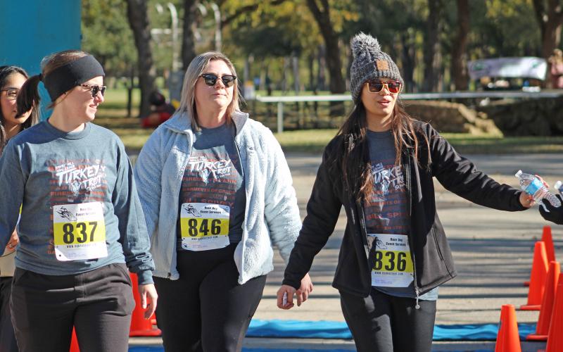 (KYLIE BAILEY | THE GRAHAM LEADER) A group crosses the finish line at Fireman’s Park during the Spivey Hill Challenge.