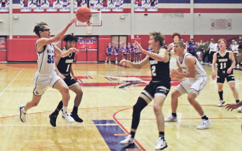 (MIKE WILLIAMS | THE GRAHAM LEADER) Steers guard Luke Padron makes an inside pass during the second quarter of the Steers’ 76-58 home win over Quanah on Tuesday, Nov. 15. Padron scored five points in the game.